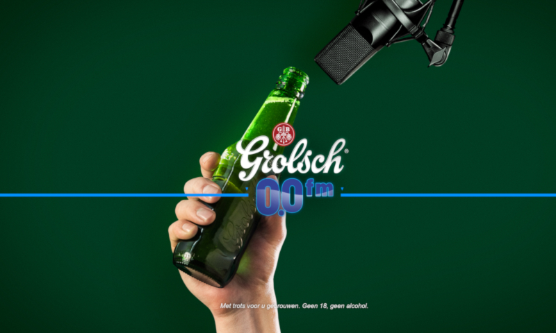 Grolsch 0.0% FM - flesje bier bij de microfoon